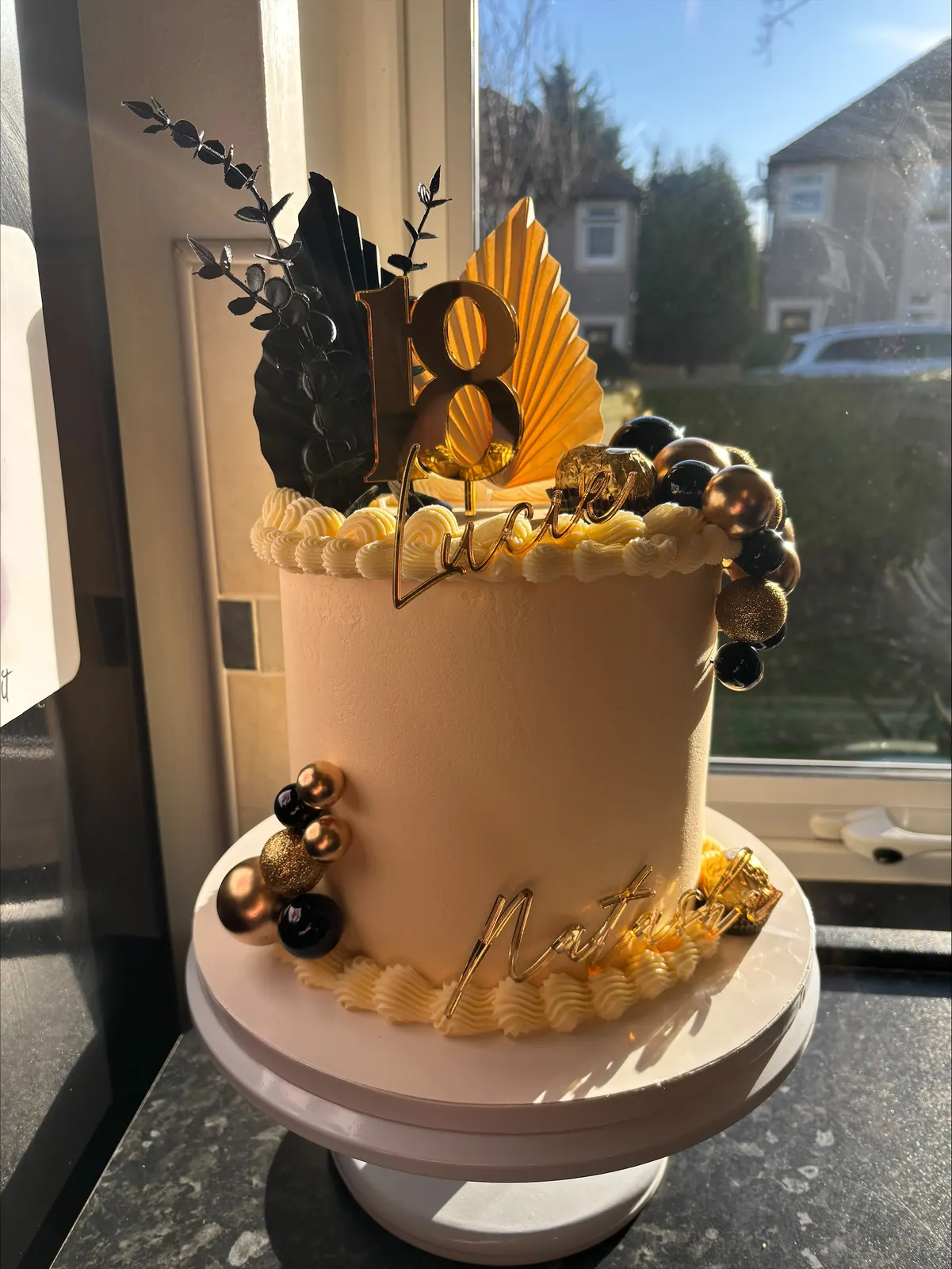 Sunflower bee cake